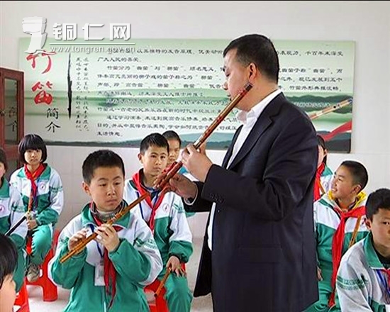 老师在教授学生吹奏笛子