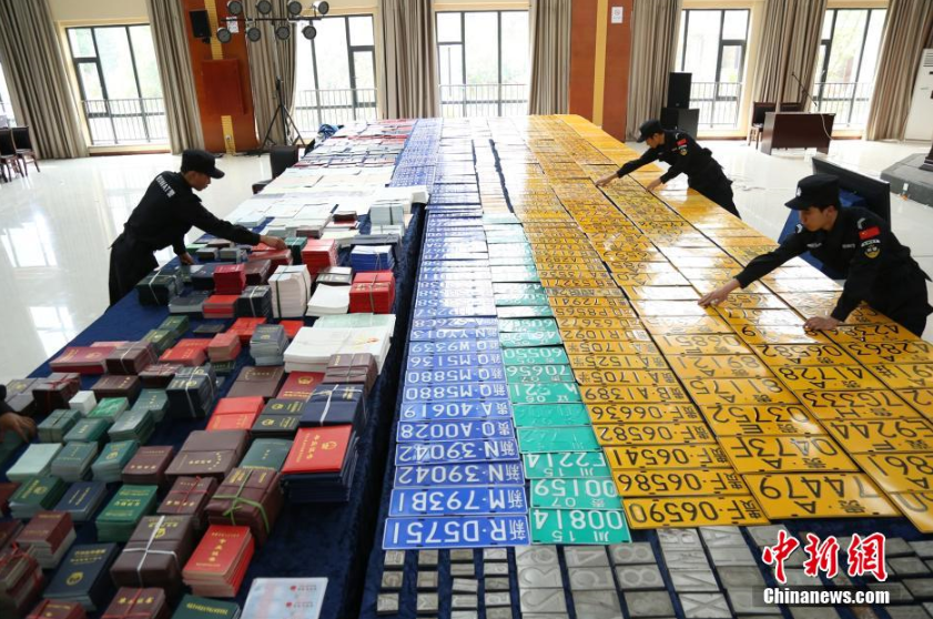 贵州警方摧毁跨省制假团伙涉案物品摆满长桌 